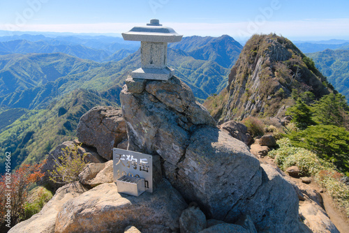 石鎚山天狗岳の頂上と南尖峰 photo