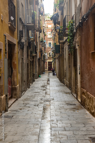 Obraz na płótnie old wet street in the gothic area of Barcelona w salonie