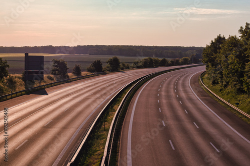 Autobahn - Leer - Transport - Landschaft - Autofrei - Empty Highway - Road - Asphalt - Lines - Street - Route - Traffic - Travel - Ecology - Background - Trail - Motorway - High Quality Photo photo