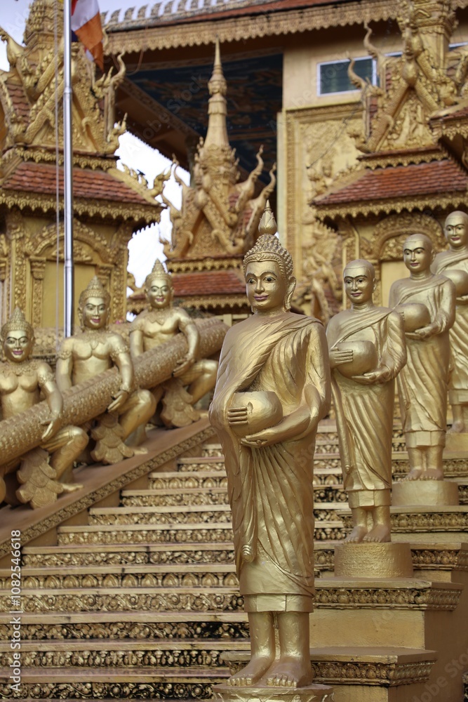 Fototapeta premium Golden Temple - Phnom Penh