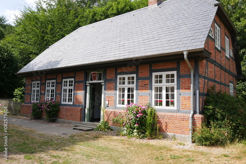 Obraz na płótnie Historisches Bauernhaus im Freilichtmuseum Molfsee in Schleswig-Holstein w salonie