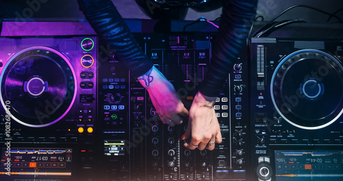 Bild auf Leinwand Female DJ Skillfully Mixing Tracks on Turntables, Captured From an Overhead Angle