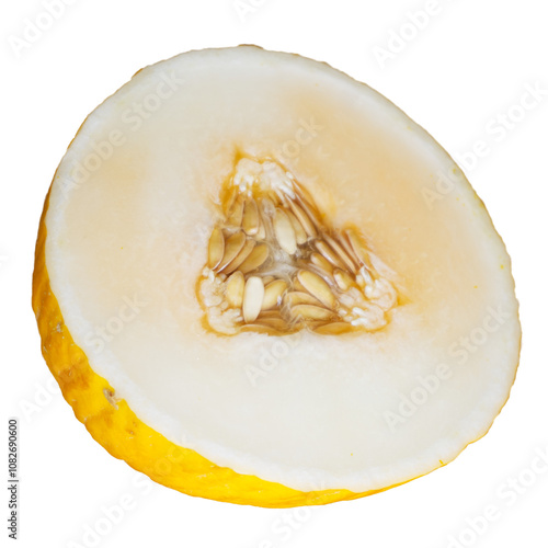 Prospettiva di Melone giallo, melone invernale, Cucumis melo, Inodorus, Cucurbitacee, Canary melon tagliato a metà con semi visibili all'interno di una sezione triangolare