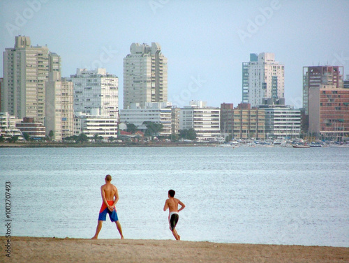 HOMBRES EN PLAYA DE MONTEVIDEO URUGUAY