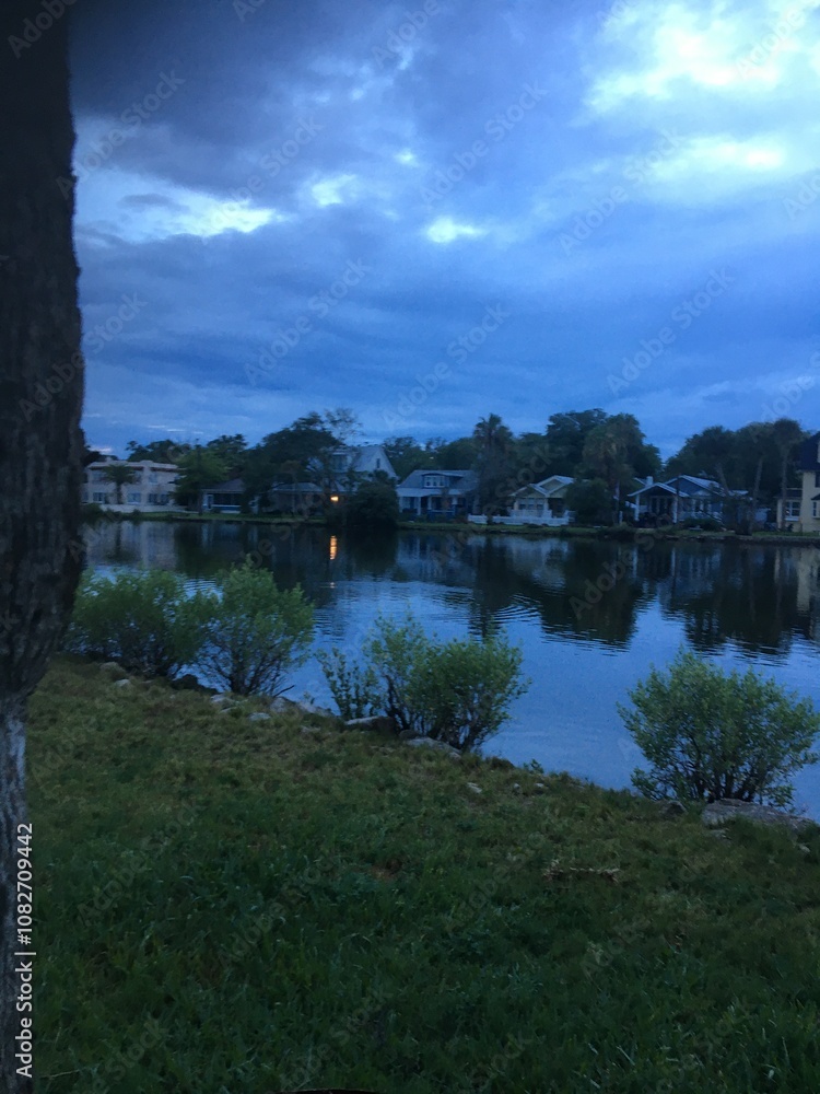 Obraz premium sunset over the lake