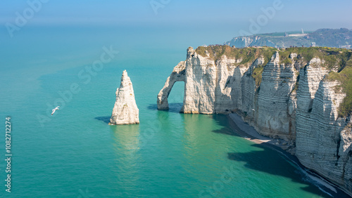 Fotografie Vue aérienne sur les falaises d'Etretat, Normandie, un jour ensoleillé, la mer e