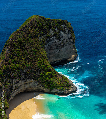 Fototapeta Naklejka Na Ścianę i Meble -  Nusa Penida. White sand beach with blue and aqua water. 