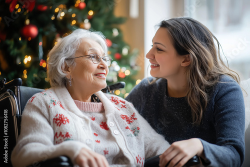 una anciana latina en silla de ruedas y una alegre enfermera se conectan en una casa decorada con motivos navideños llena de alegría y calidez.