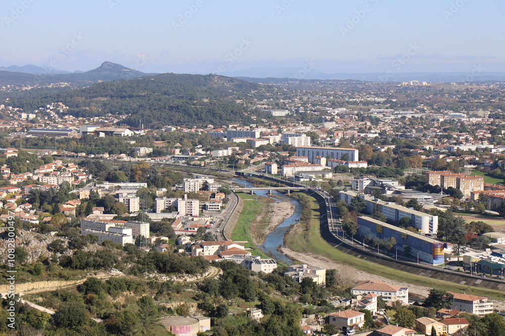Fototapeta premium Vue d'ensemble de la ville depuis la colline de l'Ermitage, ville de Alès, département du Gard, France
