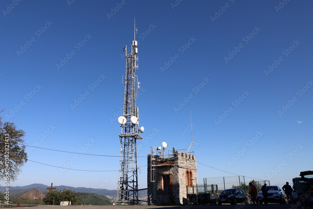 Antenne relais de télévision, antenne TNT sur la colline de l'Ermitage, ville de Alès, département du Gard, France Antenne relais de télévision, antenne TNT sur la colline de l'Ermitage, ville de Alès, département du Gard, France