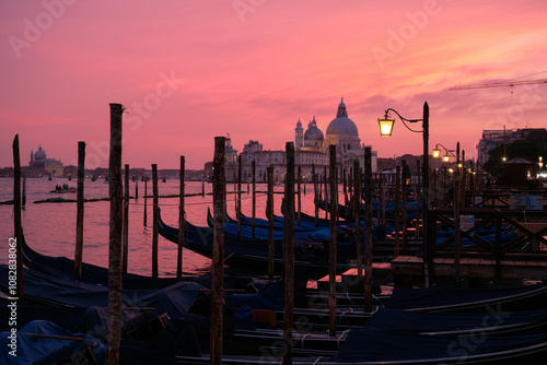 Foto Sunset Over the Beautiful Venetian Waters with Gondolas, Basilica Santa Maria de