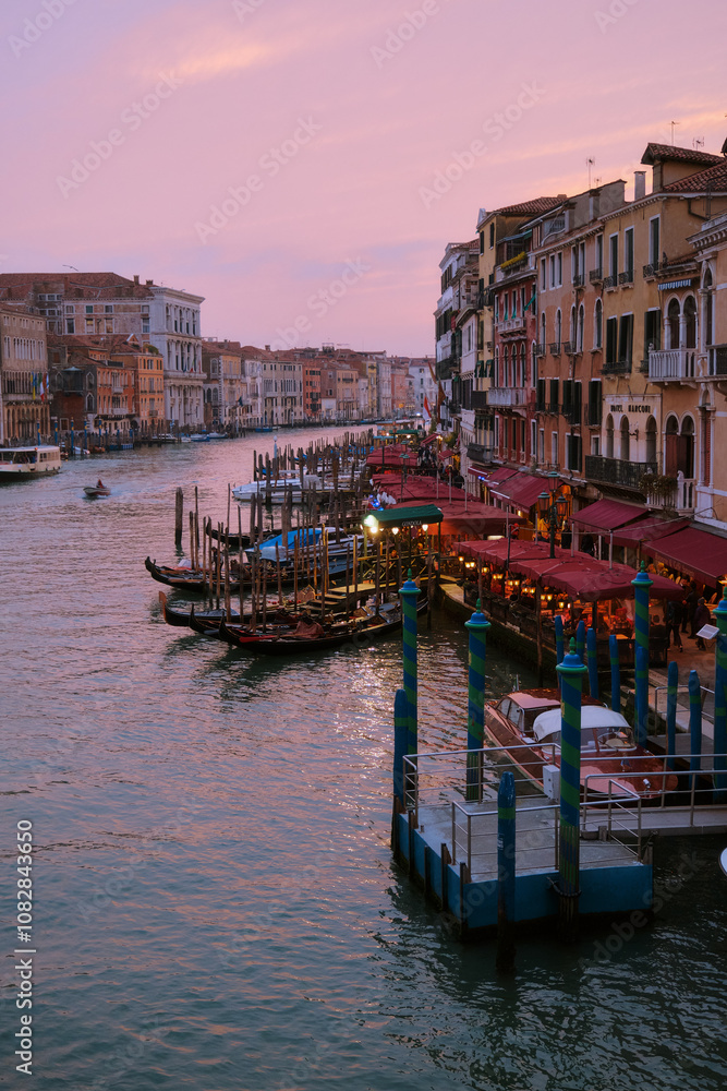 Fototapeta premium Sunset view of grand canal from Rialto bridge Venice