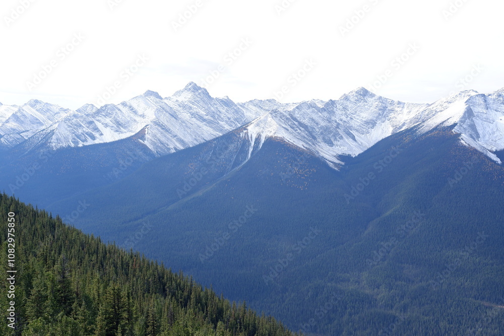 Obraz premium Photo of the Sundance Range with Mount Bourgeau, Mount Brett, Pilot Peak and Mount Temple in Banff National Park in Alberta, Canada.