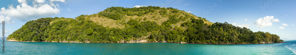 Obraz premium Panoramic view of an island in the bay of Angra dos Reis in Rio de Janeiro, Brazil, turquoise sea and blue sky