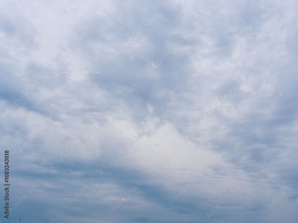 Obraz premium 深まる秋の曇り空25