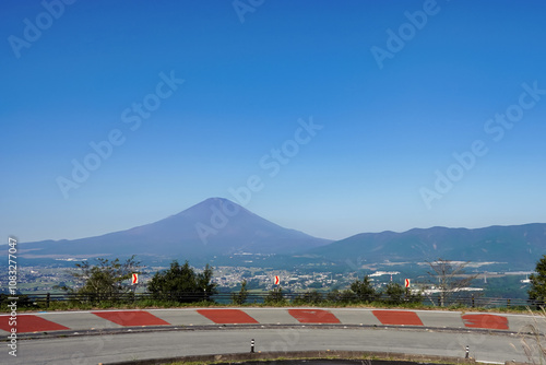 Obraz na płótnie ドライブで楽しむ富士山の眺め w salonie