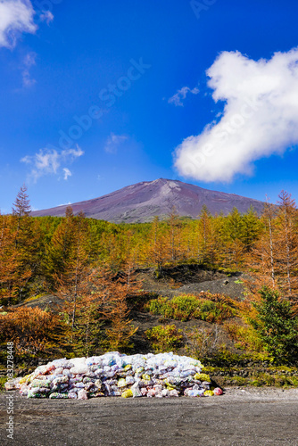 Obraz na płótnie 青空に映える富士山と廃棄物の現実 w salonie