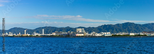 六甲山を背景にしたポートアイランドの風景　神戸市中央区にて photo