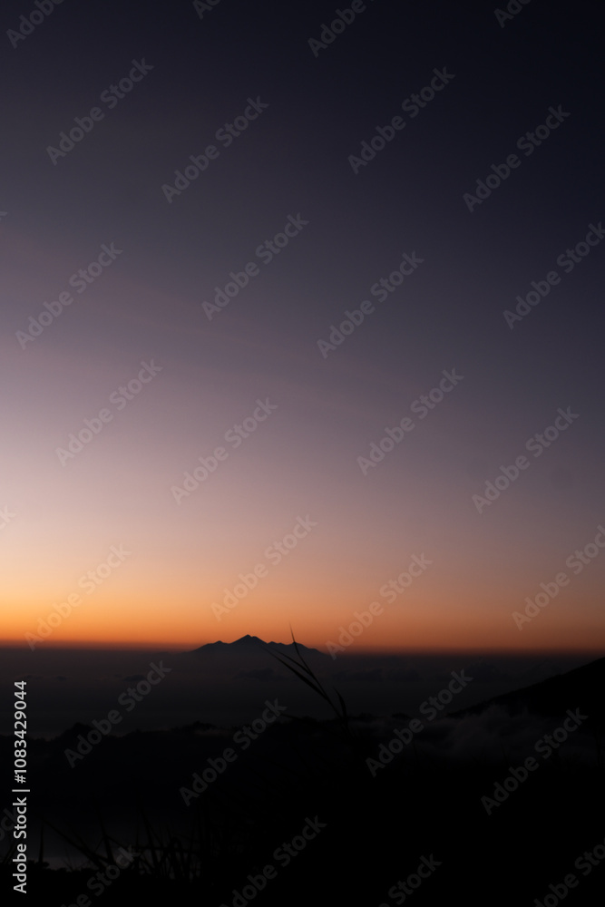 Fototapeta premium 山から見る夕焼け空のグラデーション