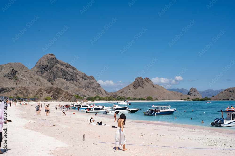 Fototapeta premium 海に浮かぶボートとごつごつした山