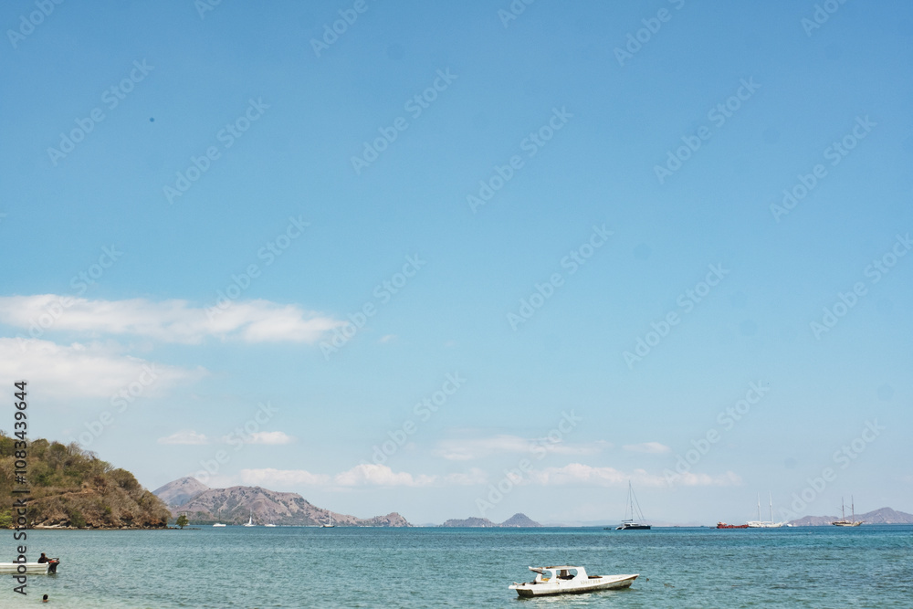 Fototapeta premium インドネシアのラブアンバジョから見える島
