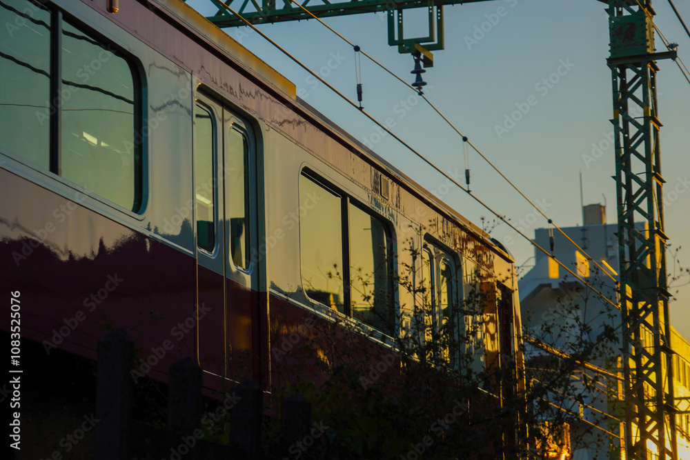 夕日と反射する電車の窓