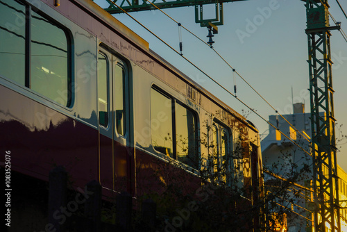 Obraz na płótnie 夕日と反射する電車の窓 w salonie