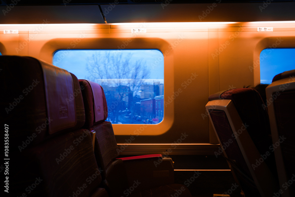 Fototapeta premium 車窓からの風景と座席