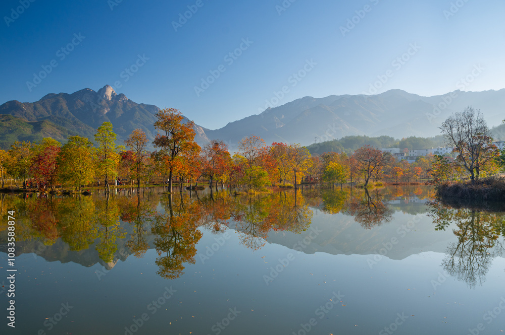 Fototapeta premium Late autumn scenery of Jiuzi River Town, in Luotian, China