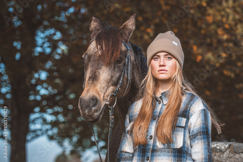 Mädchen mit Pferd photo