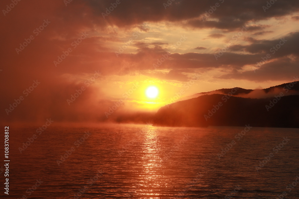 Fototapeta premium 강 일출