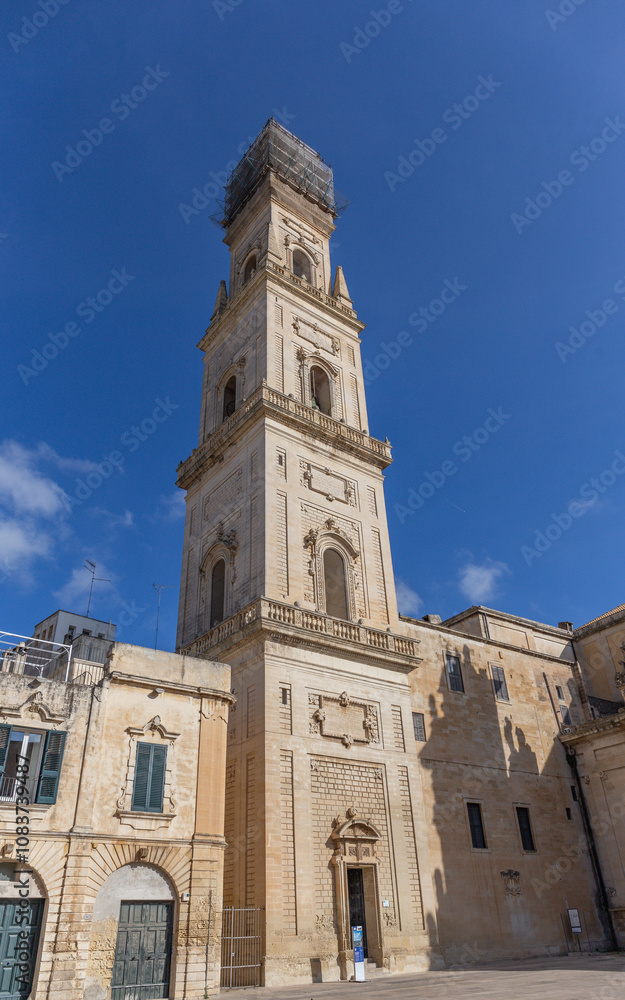 Fototapeta premium Kathedrale von Lecce. Lecce, eine malerische Stadt in Apulien im Süden Italiens, beherbergt nicht nur atemberaubende historische Gebäude und charmante Straßencafés. 