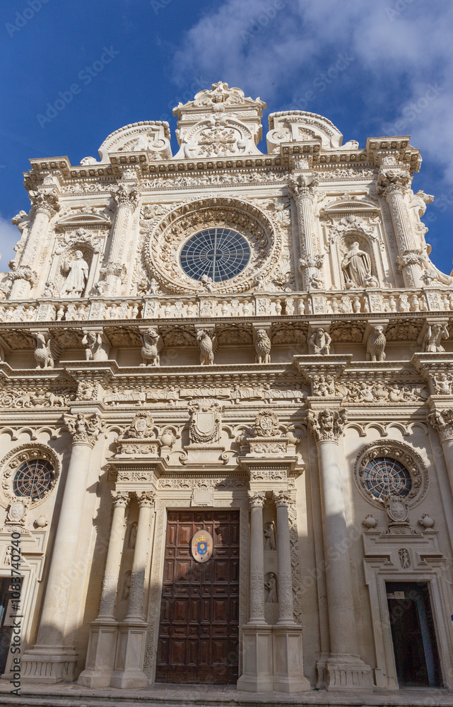 Fototapeta premium Lecceser Barock in Vollendung – die Basilica Santa Croce. Lecce, eine malerische Stadt in Apulien im Süden Italiens, beherbergt nicht nur atemberaubende historische Gebäude und charmante Straßencafés.
