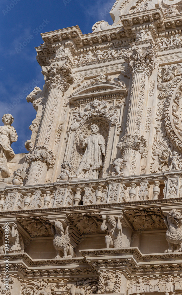 Fototapeta premium Lecceser Barock in Vollendung – die Basilica Santa Croce. Lecce, eine malerische Stadt in Apulien im Süden Italiens, beherbergt nicht nur atemberaubende historische Gebäude und charmante Straßencafés.