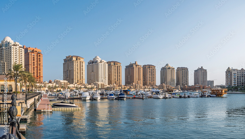 Obraz premium A famous tourist area in the Doha province of Qatar, where the Pearl Island area and marinas are located.
