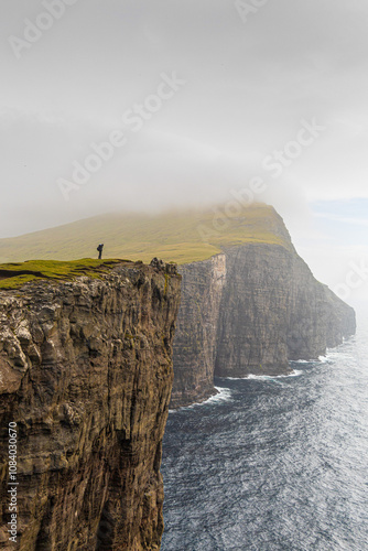 Fotograf im Nebel auf dem Slave Cliff - Färöer Inseln