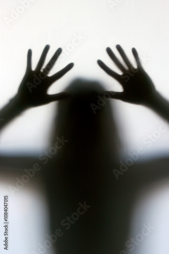Foto Silhouette of a woman behind the glass