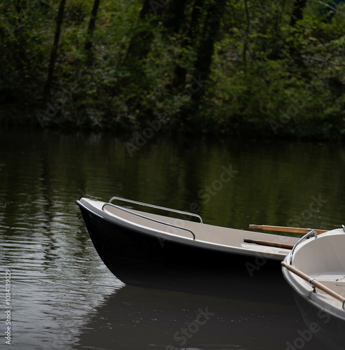 Zwei Boote auf einem ruhigen Fluss photo