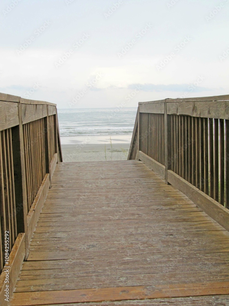 Obraz premium A Wooden Walk To the Beach