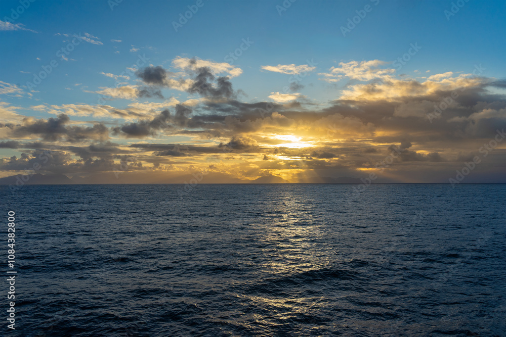 Obraz premium Morning on the Pacific Ocean with golden clouds and a horizon