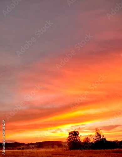 Bellísimo paisaje de un atardecer de color naranja intenso.