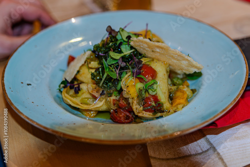 Vegetarische Tortellini mit Salat und Parmesan-Chips photo