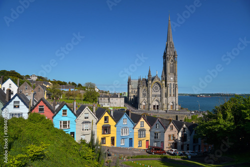 St. Colman’s Cathedral und bunte Häuser in Cobh / Irland