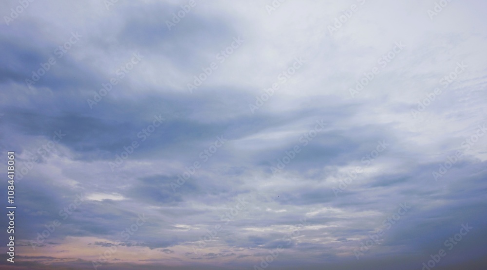 Fototapeta premium sky background, photo of cloudy sky in the afternoon with blackish clouds