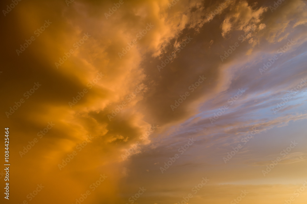 Obraz premium The sky is orange and cloudy