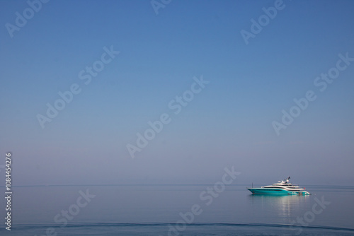 Fotografie grand yacht turquoise sur mer Méditerranée calme, croisière de luxe en été