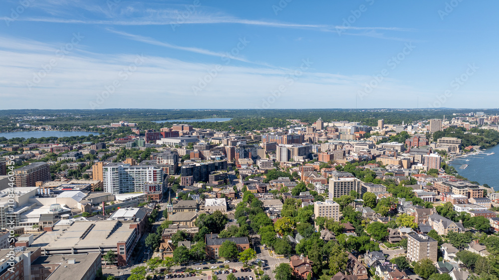 Fototapeta premium Downtown Madison, Wisconsin and Lake Mendota