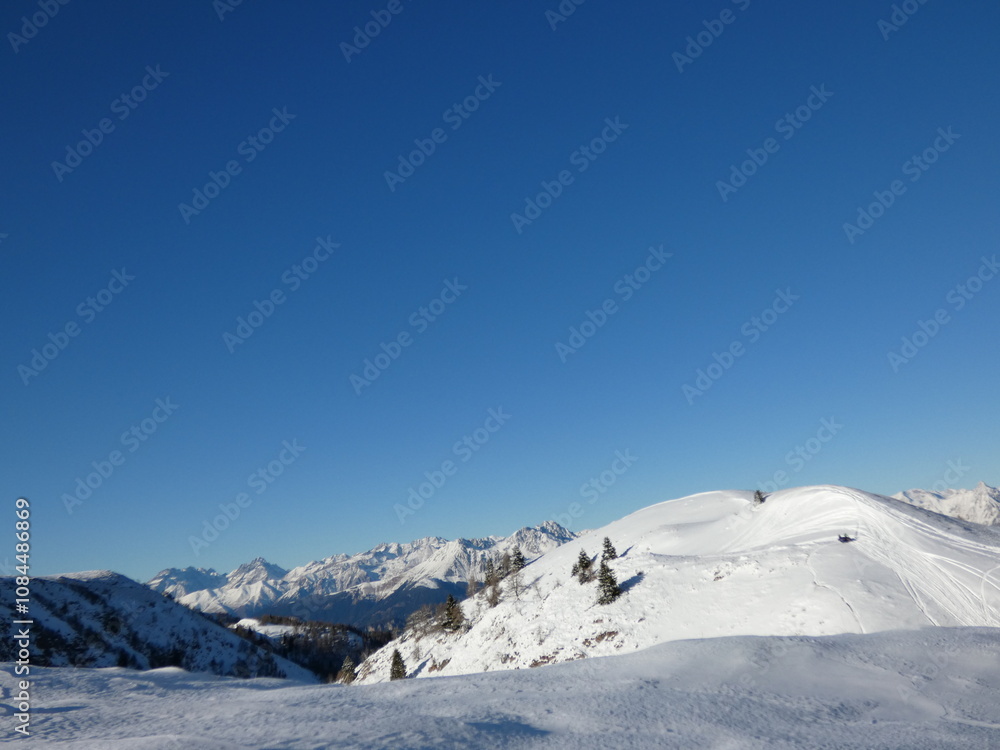paesaggio tra le alpi innevate