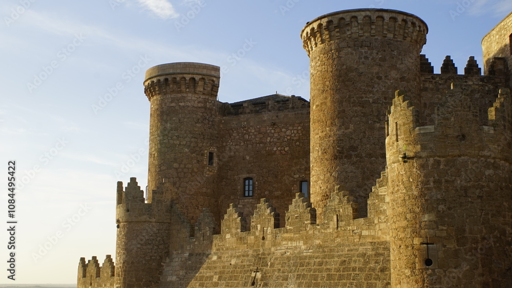 Naklejka premium castillo ruinas mediaval torre viaje españa