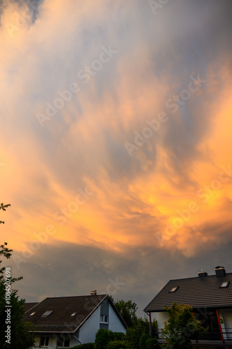 Orange-rot leuchtender Wolkenhimmel photo